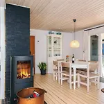 6 Person In Hemmet-by Traum *